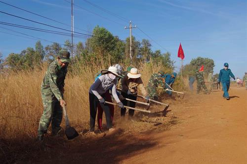 Quân và dân Đắk Lắk chung tay phát triển kinh tế, văn hóa vùng biên